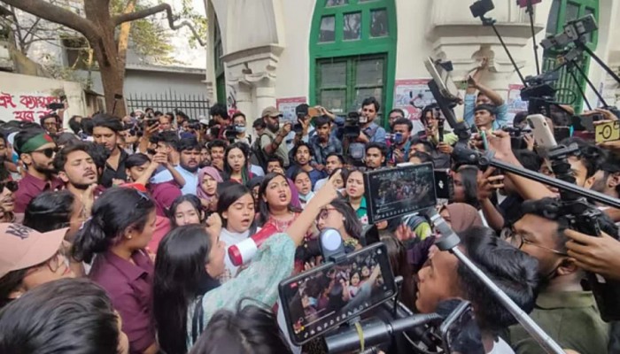 নতুন ছাত্র সংগঠনের আত্মপ্রকাশ ঘিরে বিক্ষোভ–হাতাহাতি