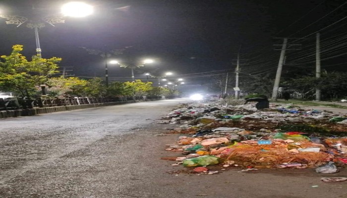 রাজশাহী শহরের প্রধান সড়কে ময়লার স্তূপ, বাড়ছে ভোগান্তি