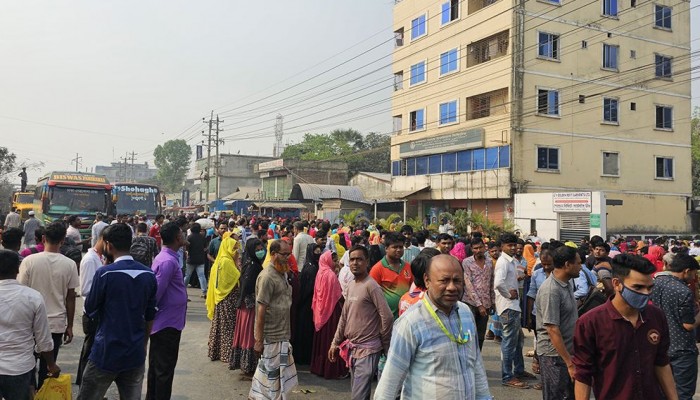 গাজীপুরে সড়ক দুর্ঘটনায় শ্রমিক নিহত, সড়ক অবরোধ ও বিক্ষোভ