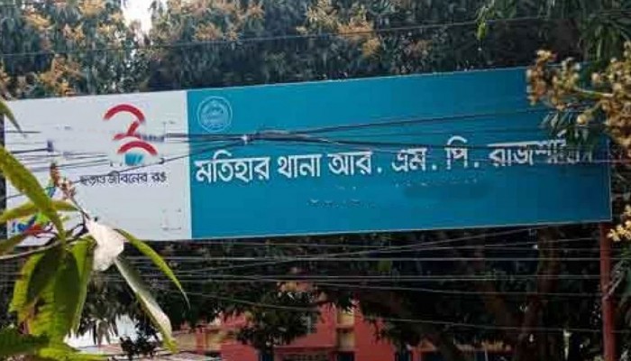 নারীর ঘর থেকে পুলিশ সদস্য আটক