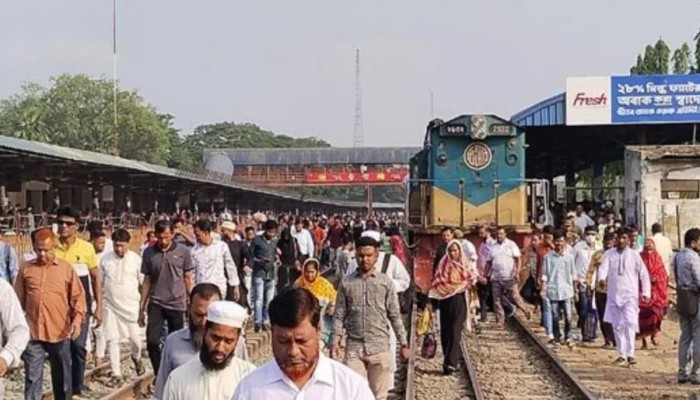 খালেদা জিয়াকে অভ্যর্থনা জানাতে ট্রেনযোগে ঢাকায় আসছেন বিএনপি নেতাকর্মীরা