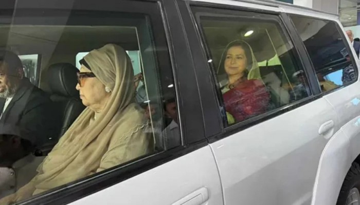 বিমানবন্দর থেকে ফিরোজার পথে খালেদা জিয়া