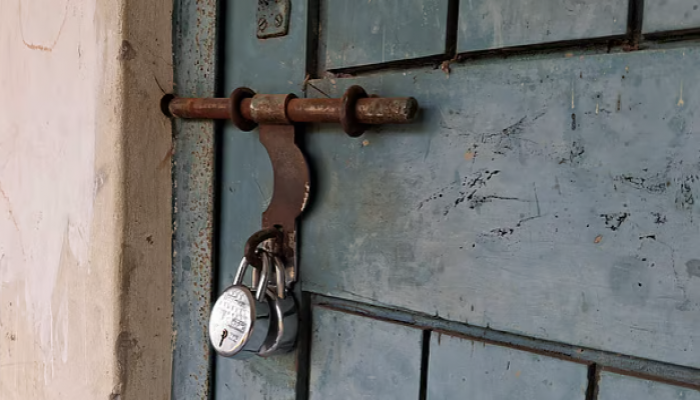 রাজশাহীতে বিএনপির দুই পক্ষের দ্বন্দ্বে প্রধান শিক্ষকের কক্ষে তালা, মারধরের অভিযোগ