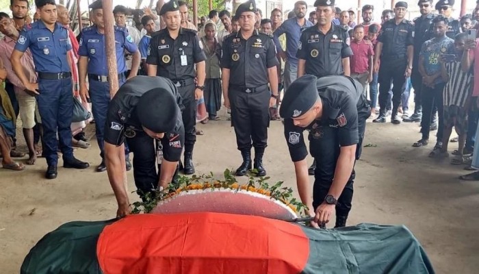 এএসপি পলাশ সাহার গ্রামের বাড়িতে চলছে শোকের মাতম, অন্ত্যেষ্টিক্রিয়া সম্পন্ন