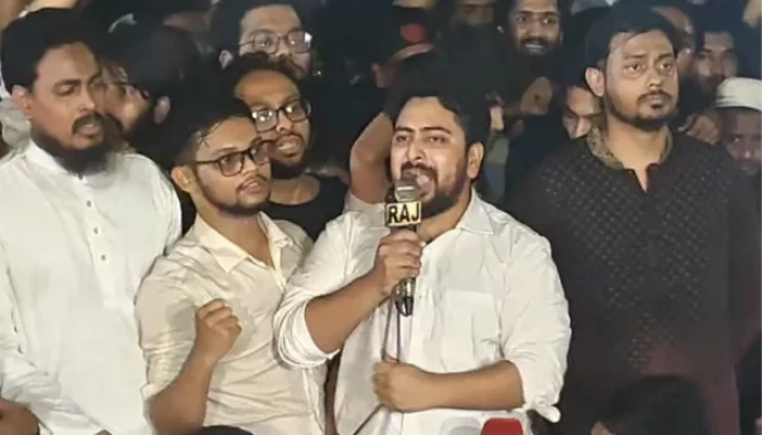 নাহিদের স্লোগান, যমুনার সামনে জড়ো হচ্ছেন বিভিন্ন সংগঠনের নেতা–কর্মীরা