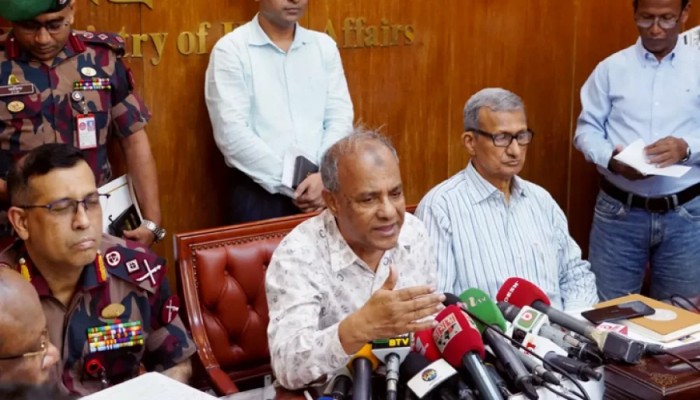 পুলিশের হাতে আর থাকবে না মারণাস্ত্র: স্বরাষ্ট্র উপদেষ্টা