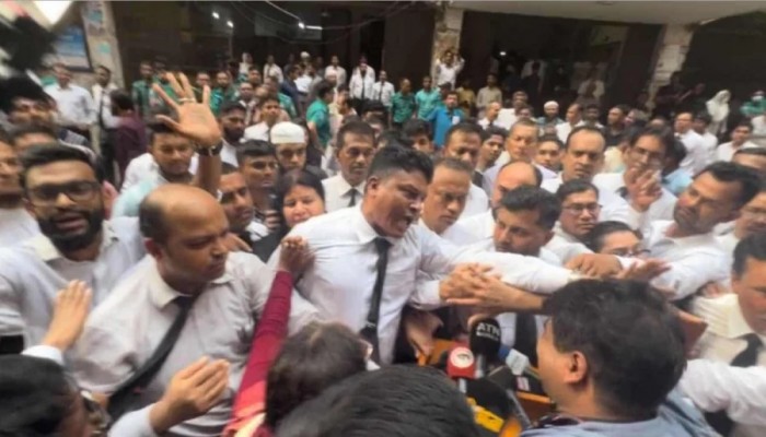 আদালতপাড়ায় সাংবাদিকদের ওপর চড়াও বিএনপিপন্থি আইনজীবীরা, দেখে নেওয়ার হুমকি