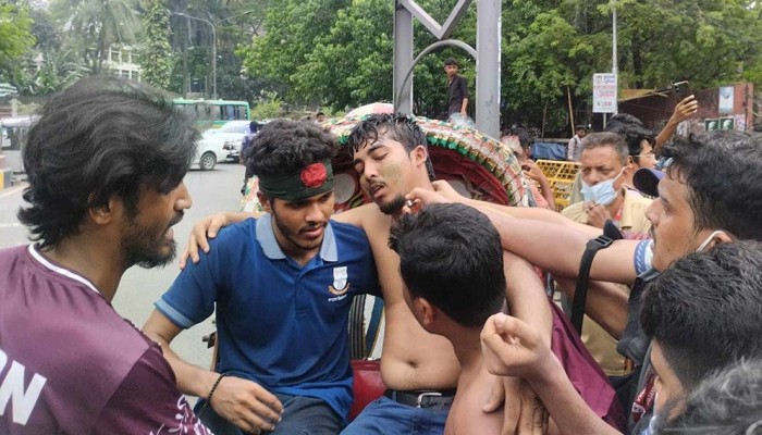 জবি শিক্ষক-শিক্ষার্থীদের লংমার্চে টিয়ারগ্যাস-লাঠিচার্জ, আহত শতাধিক