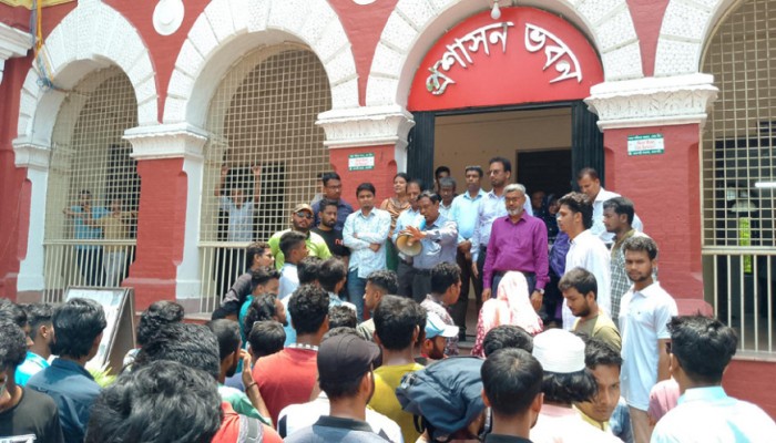 হোস্টেল ভাড়া কমানোর দাবিতে শিক্ষার্থীদের তোপে রাজশাহী কলেজ অধ্যক্ষ