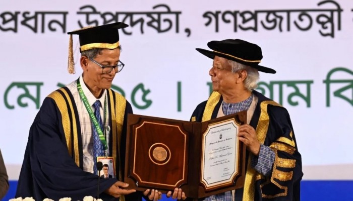 ড. ইউনূসকে ডি-লিট ডিগ্রি দিলো চট্টগ্রাম বিশ্ববিদ্যালয়
