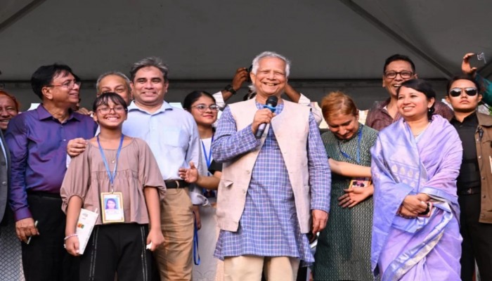 নিজ গ্রামে আবেগঘন সময় কাটালেন প্রধান উপদেষ্টা