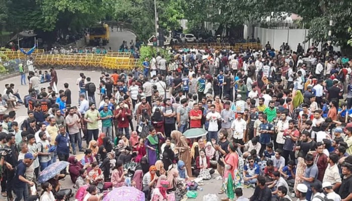 রাতভর অবস্থানের পর সকালেও কাকরাইল মোড়ে জবি শিক্ষার্থীদের আন্দোলন
