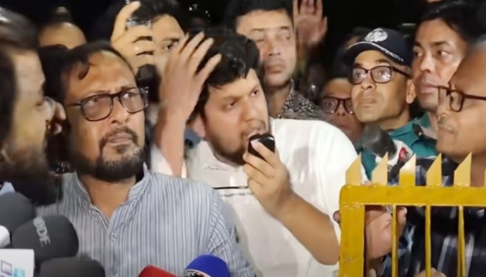 উপদেষ্টা মাহফুজের মাথায় বোতল নিক্ষেপকারীর পরিচয় প্রকাশ