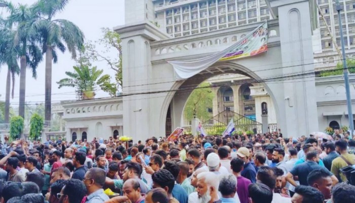 নগর ভবনের সামনে ৬ষ্ঠ দিনের মতো বিক্ষোভে ইশরাকের সমর্থকেরা