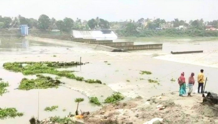 ভাঙলো আত্রাই নদীর বাঁধ, প্রভাব পড়বে বাংলাদেশে