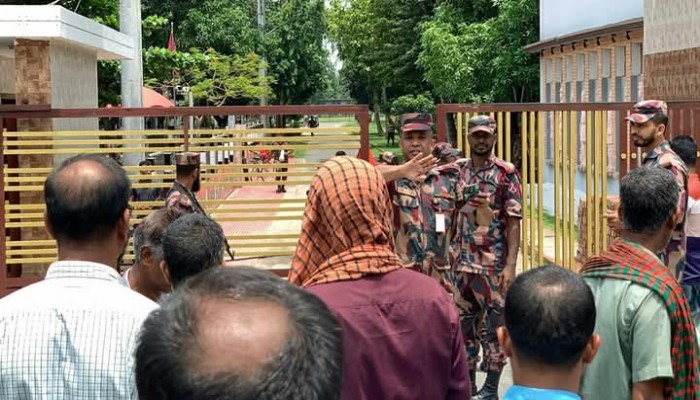 দেশী গরু আটক ইস্যুতে রাজশাহীতে গরু ব্যবসায়ীদের বিক্ষোভ