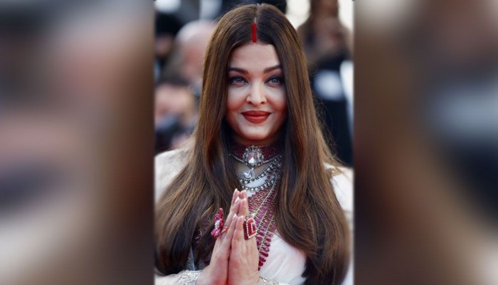 ঐশ্বরিয়ার গলায় থাকা চুনির মালার মূল্য কত?