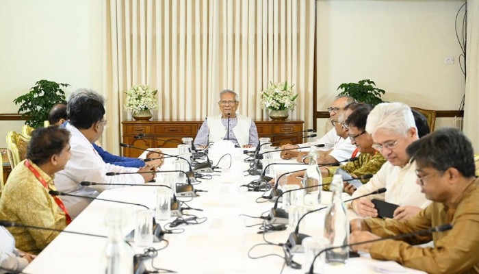 রাজনৈতিক নেতাদের সঙ্গে বৈঠকে প্রধান উপদেষ্টা
