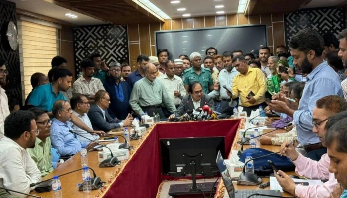 সচিবালয়ে কর্মচারীদের আন্দোলনে সাময়িক বিরতি, চলছে বৈঠক