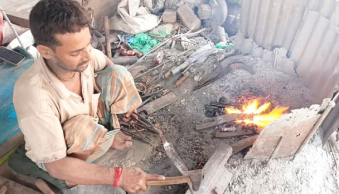 রাজশাহী তানোরে ঈদ সামনে রেখে টুংটাং শব্দে মুখর কামারপট্টি