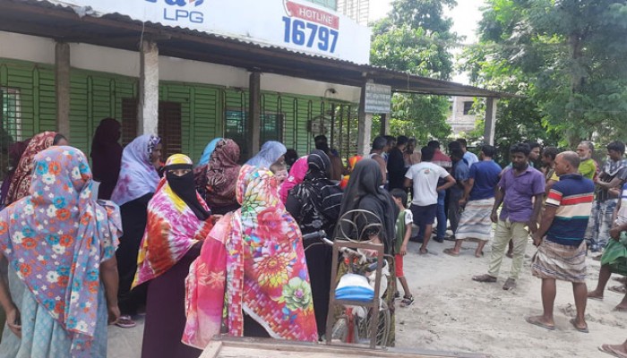 রাজশাহী পুঠিয়ায় ভুয়া এনজিওর প্রতারণা, গ্রাহকদের বিক্ষোভ