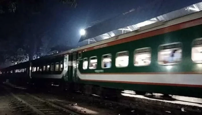 সিগন্যালের ভুলে যাত্রী রেখে চলে গেলো ট্রেন, স্টেশন মাস্টার বরখাস্ত