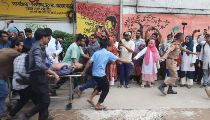 বিমান বিধ্বস্ত: ২ জন নিহত, বহু প্রাণহানির শঙ্কা