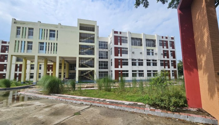 রাজশাহীতে পড়ে আছে ২০০ শয্যার শিশু হাসপাতাল, দখলচেষ্টা স্থানীয় মাস্তানদের