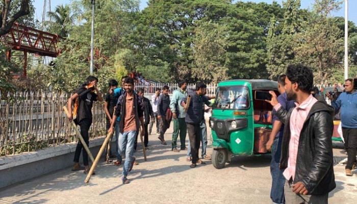 রাজশাহীতে চালককে মারধর, বাস বন্ধ
