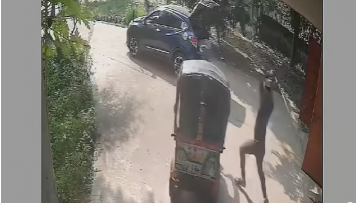 রিকশাচালককে জুতাপেটা করা সেই সমাজসেবা কর্মকর্তা ‘অনুতপ্ত’ হওয়ায় বরখাস্তের আদেশ প্রত্যাহার