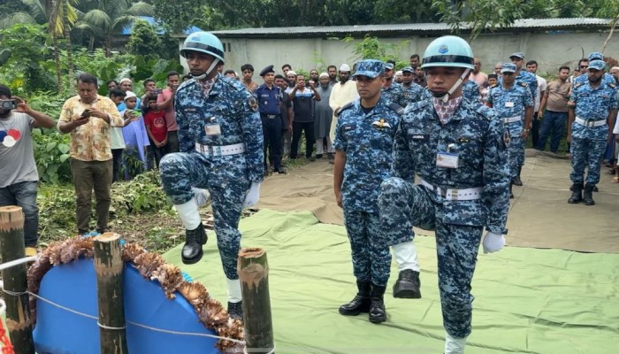 ফরিদপুরের রাইসামণির সমাধিতে বিমানবাহিনীর শ্রদ্ধা