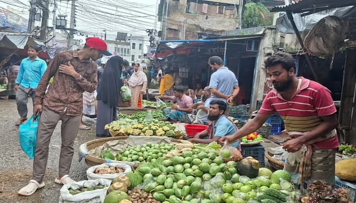 রাজশাহীতে বৃষ্টির সঙ্গে পাল্লা দিয়ে বাড়ছে সবজির দাম