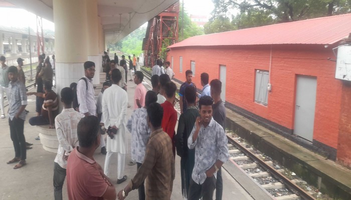 ভালো ট্রেন ও বগির জন্য রাজশাহীতে বিক্ষোভ