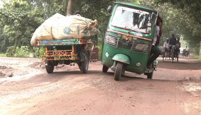 বৃষ্টিতে রাজশাহীর গ্রামীণ সড়কের বেহাল দশা
