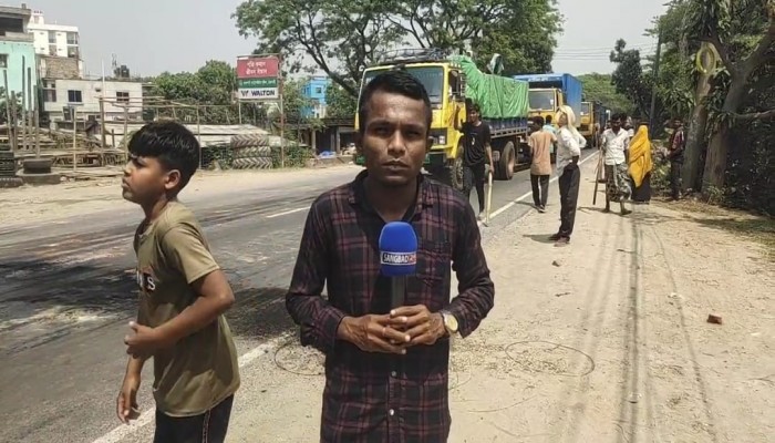 রাজশাহীতে দিনের আলোয় সাংবাদিকের ওপর সন্ত্রাসী হামলা, ‘২৪ ঘণ্টায় উধাও’ করার হুমকি!