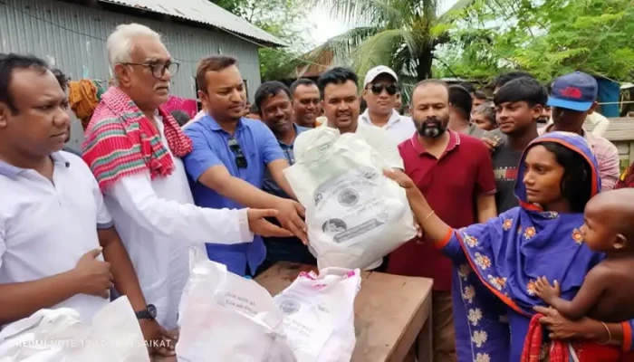 রাজশাহীর বাঘায় বন্যা কবলিতদের মধ্যে ত্রাণ বিতরণ করলো বিএনপি