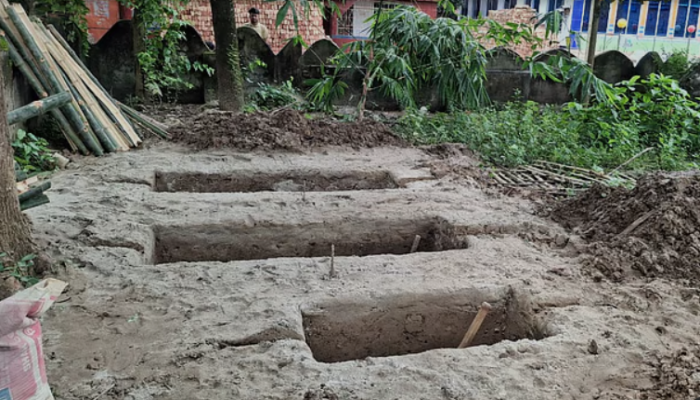 ‘এক বাড়ির এতগুলো কবর খোঁড়ার কাম আগে কুনুদিন করি নাই’