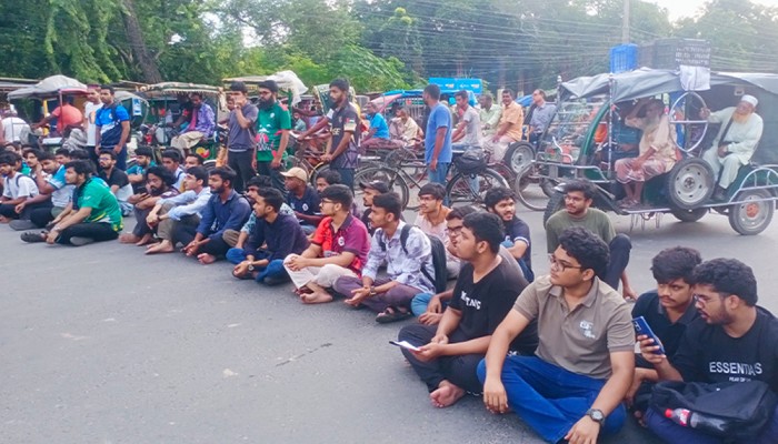 ঢাকা-রাজশাহী মহাসড়ক অবরোধ প্রকৌশল শিক্ষার্থীদের
