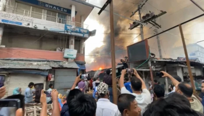 গাজীপুরে কাঁচাবাজারে ভয়াবহ আগুন