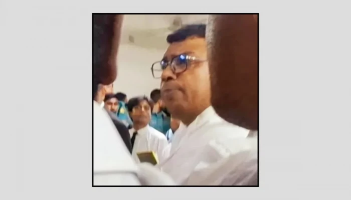 বিচারকের সামনেই এজলাসে সাংবাদিককে মারধর
