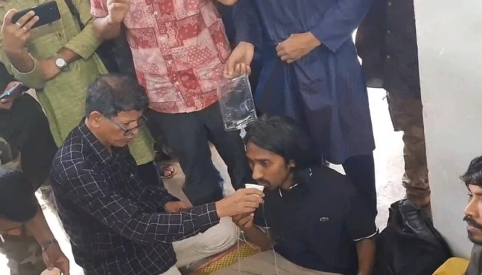 ৫২ ঘণ্টা পর অনশন ভাঙলেন চবির ৯ শিক্ষার্থী