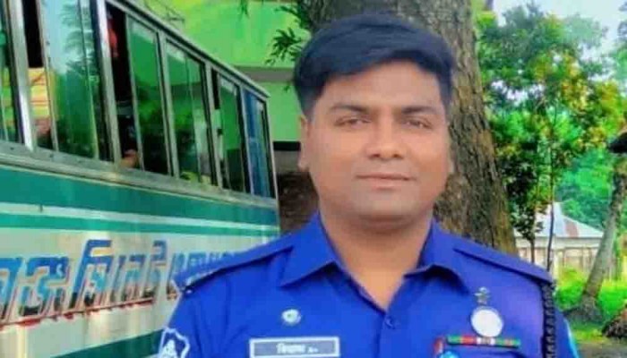 অসুস্থ বাবাকে দেখতে যাওয়ার সময় সড়কে ঝরল পুলিশ সদস্যের প্রাণ