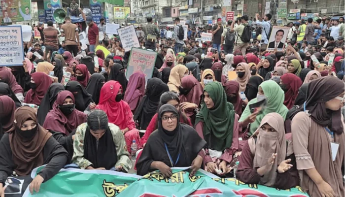 গাজীপুরে ডিপ্লোমা প্রকৌশলী ও শিক্ষার্থীদের মহাসড়ক অবরোধ, যান চলাচল বন্ধ