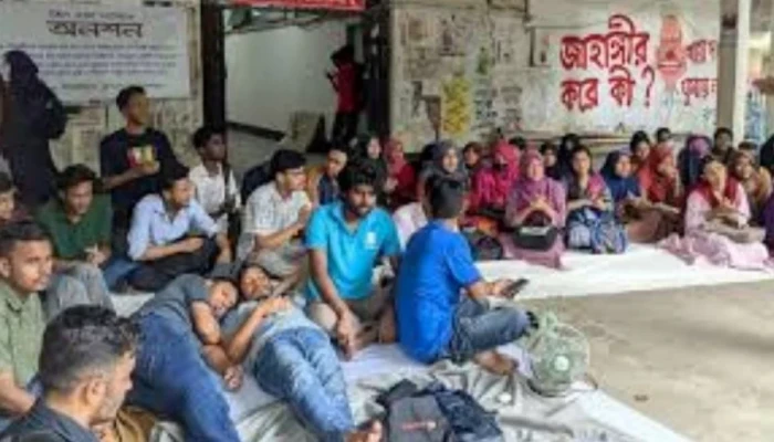২৩ ঘণ্টা ধরে অনশনে জবির পাঁচ শিক্ষার্থী, অসুস্থ ২ জন
