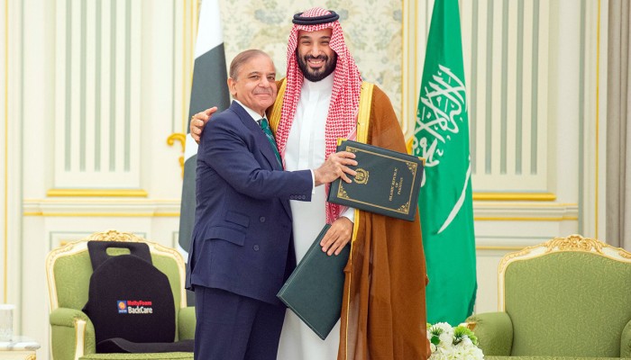 পারমাণবিক শক্তিধর পাকিস্তানের সঙ্গে সৌদির প্রতিরক্ষা চুক্তি স্বাক্ষর