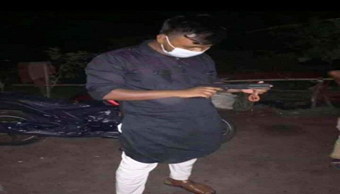 রাজশাহীতে পিস্তল হাতে ভাইরাল ছাত্রলীগ নেতা, পুলিশের দাবি—নজরে আসেনি