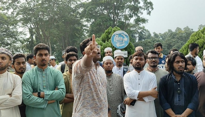 রাবিতে পোষ্য কোটা পুনর্বহালের প্রতিবাদে শিক্ষার্থীদের বিক্ষোভ