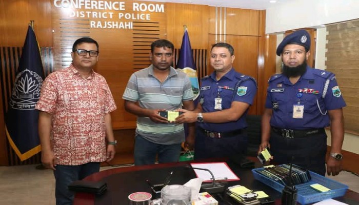 রাজশাহীতে উদ্ধারকৃত ৫৩ মোবাইল ও টাকা ফেরত দিল পুলিশ