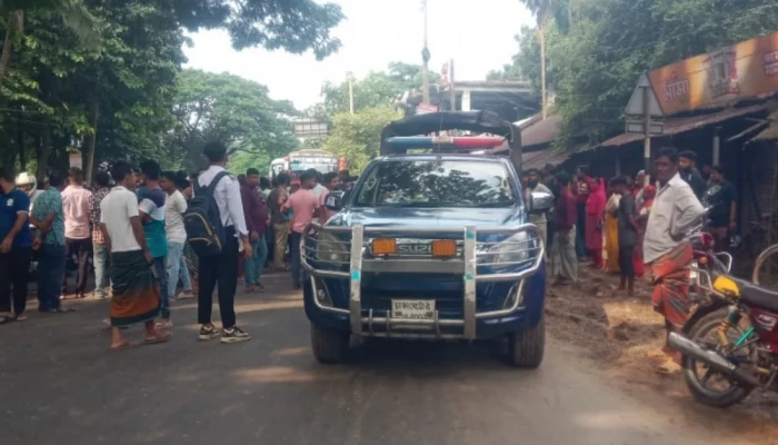 নাটোরে ট্রাকচাপায় শ্রমিকের মৃত্যু, প্রতিবাদে মহাসড়ক অবরোধ