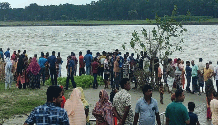 রাজশাহীর পদ্মা নদীতে নৌকাডুবে একজনের মৃত্যু, নিখোঁজ ২
